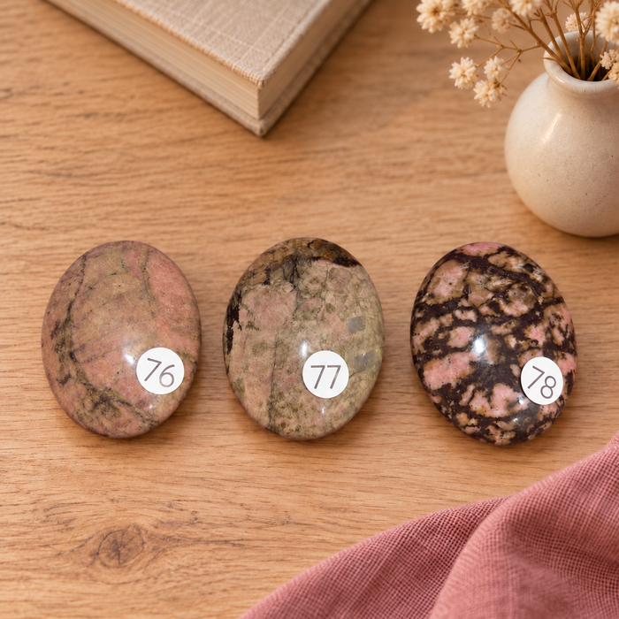 Galet en rhodonite