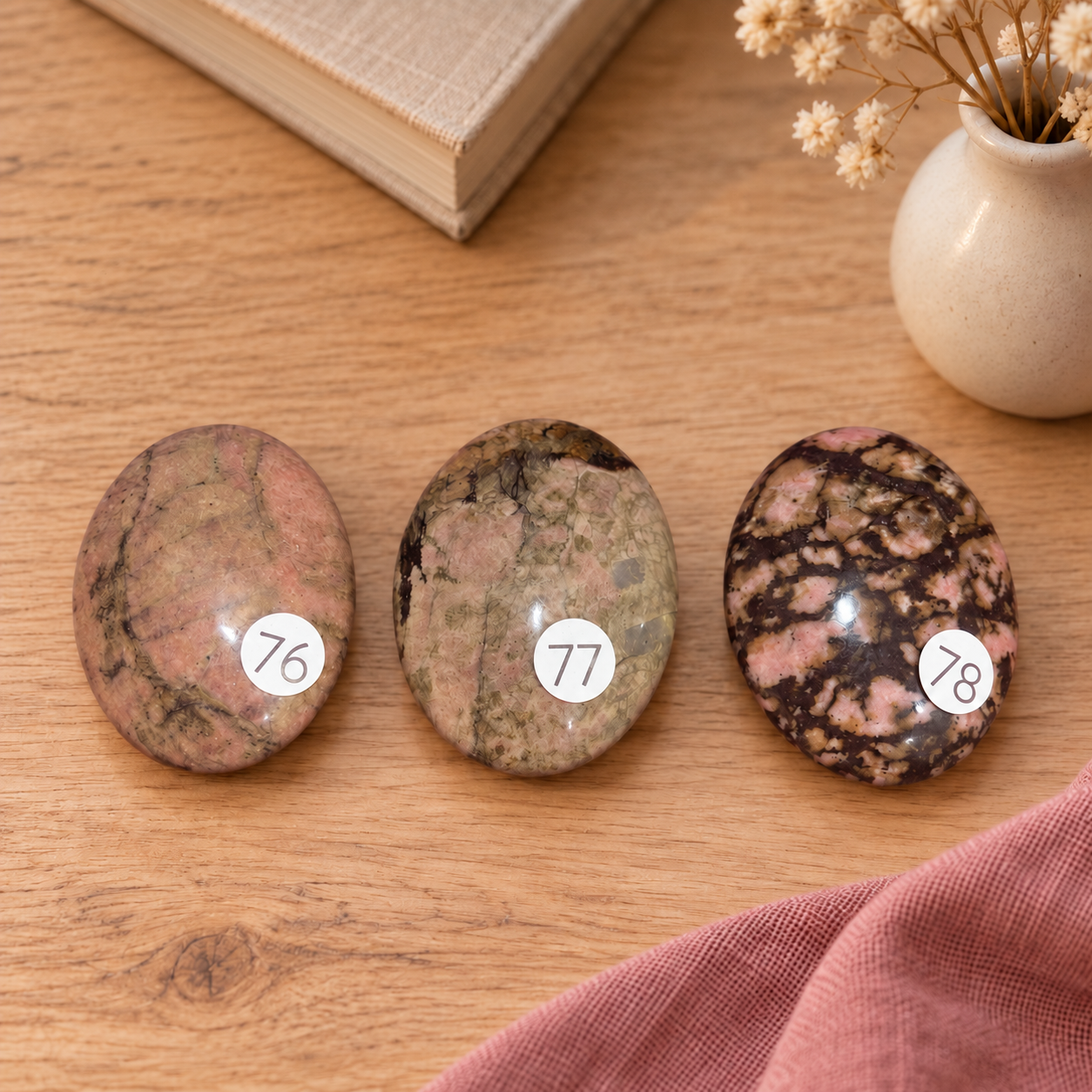 Galet en rhodonite