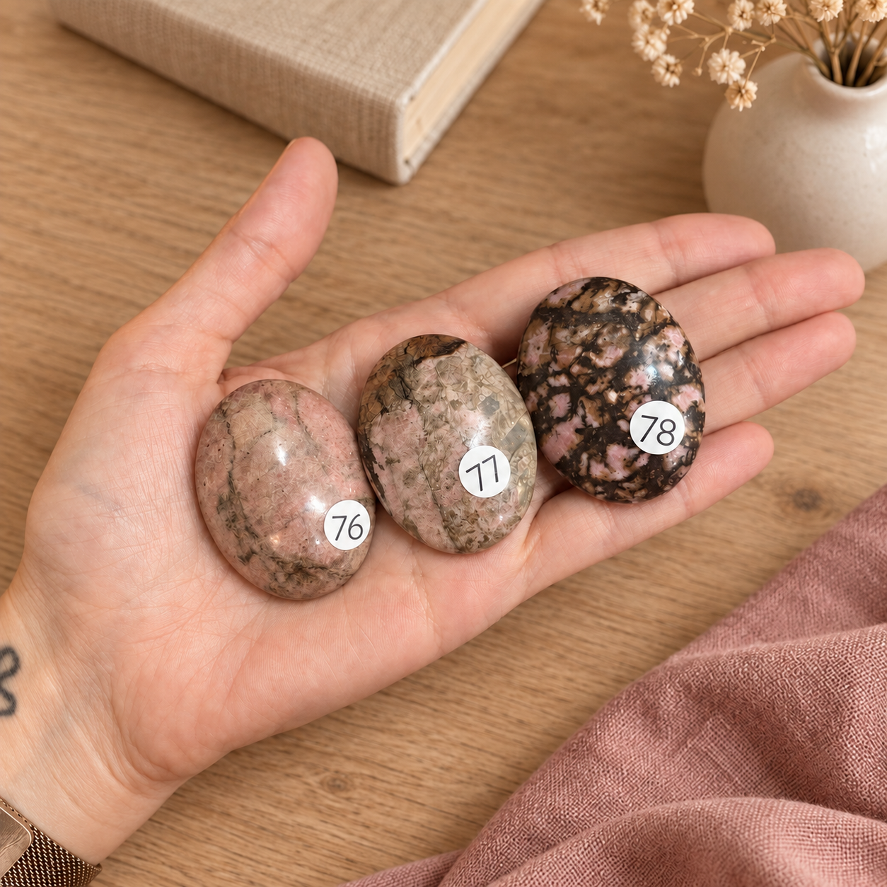 Galet en rhodonite