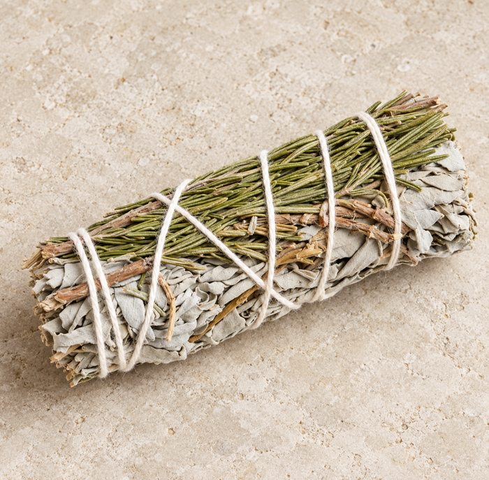 Baton de sauge blanche avec romarin