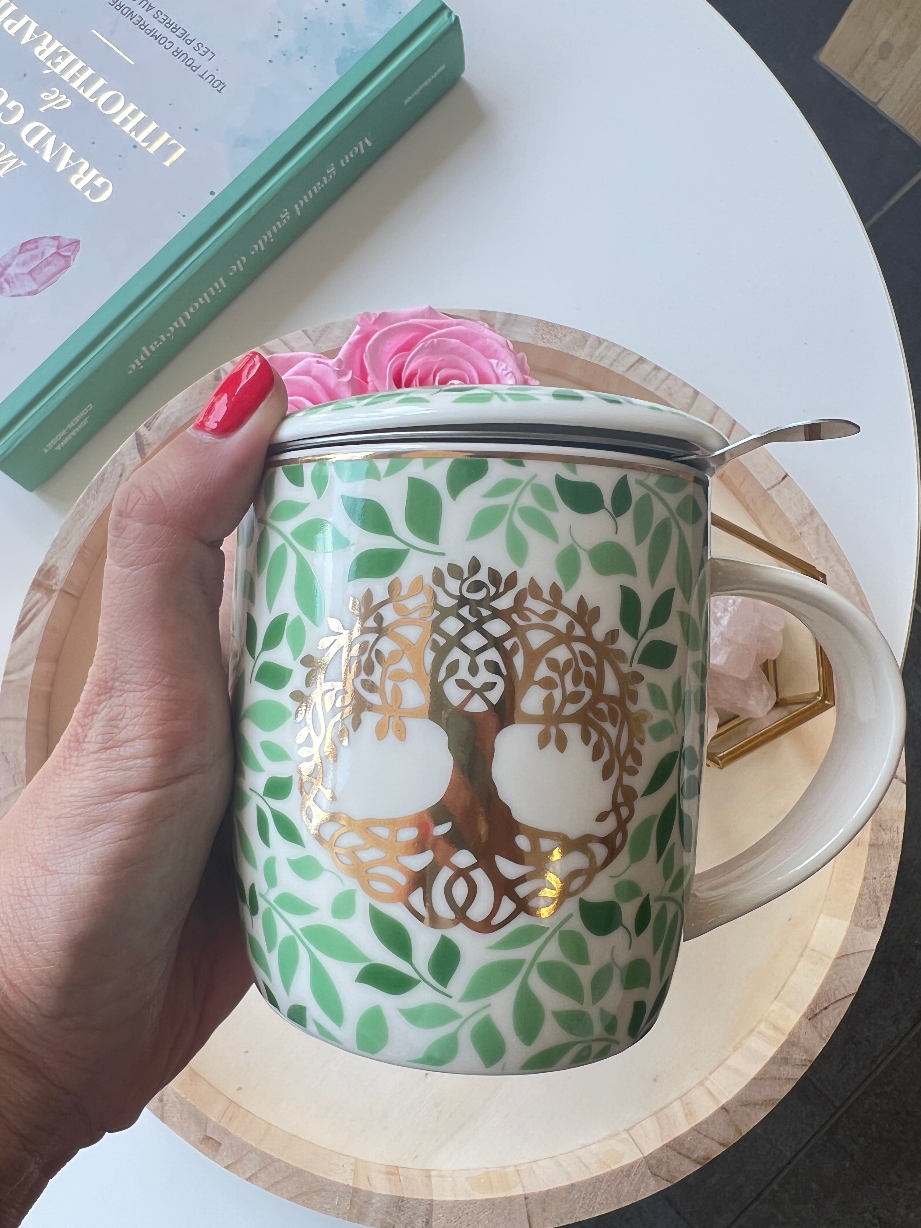 Mug avec infuseur pour le thé et couvercle arbre