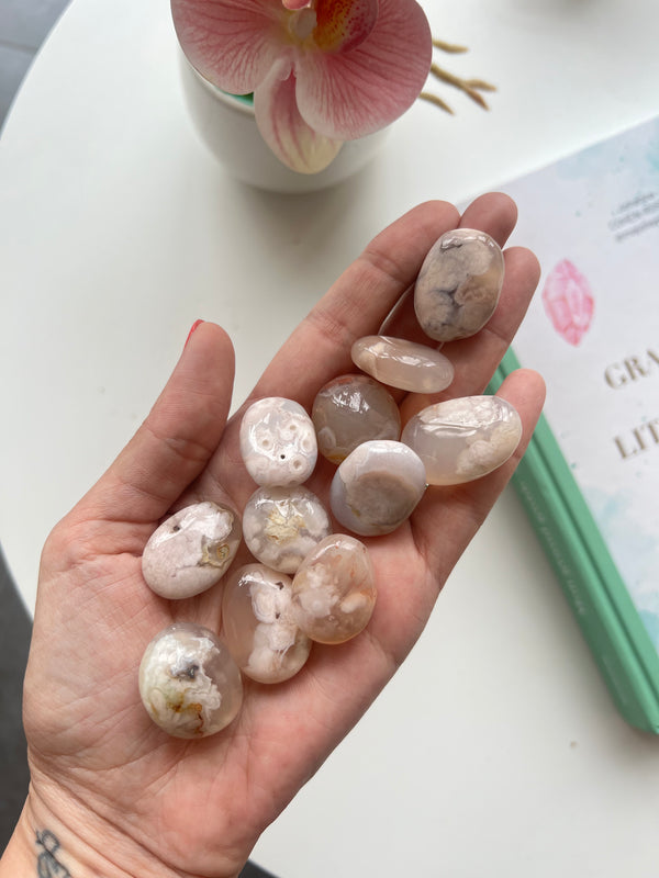 Pierre roulée en agate fleur